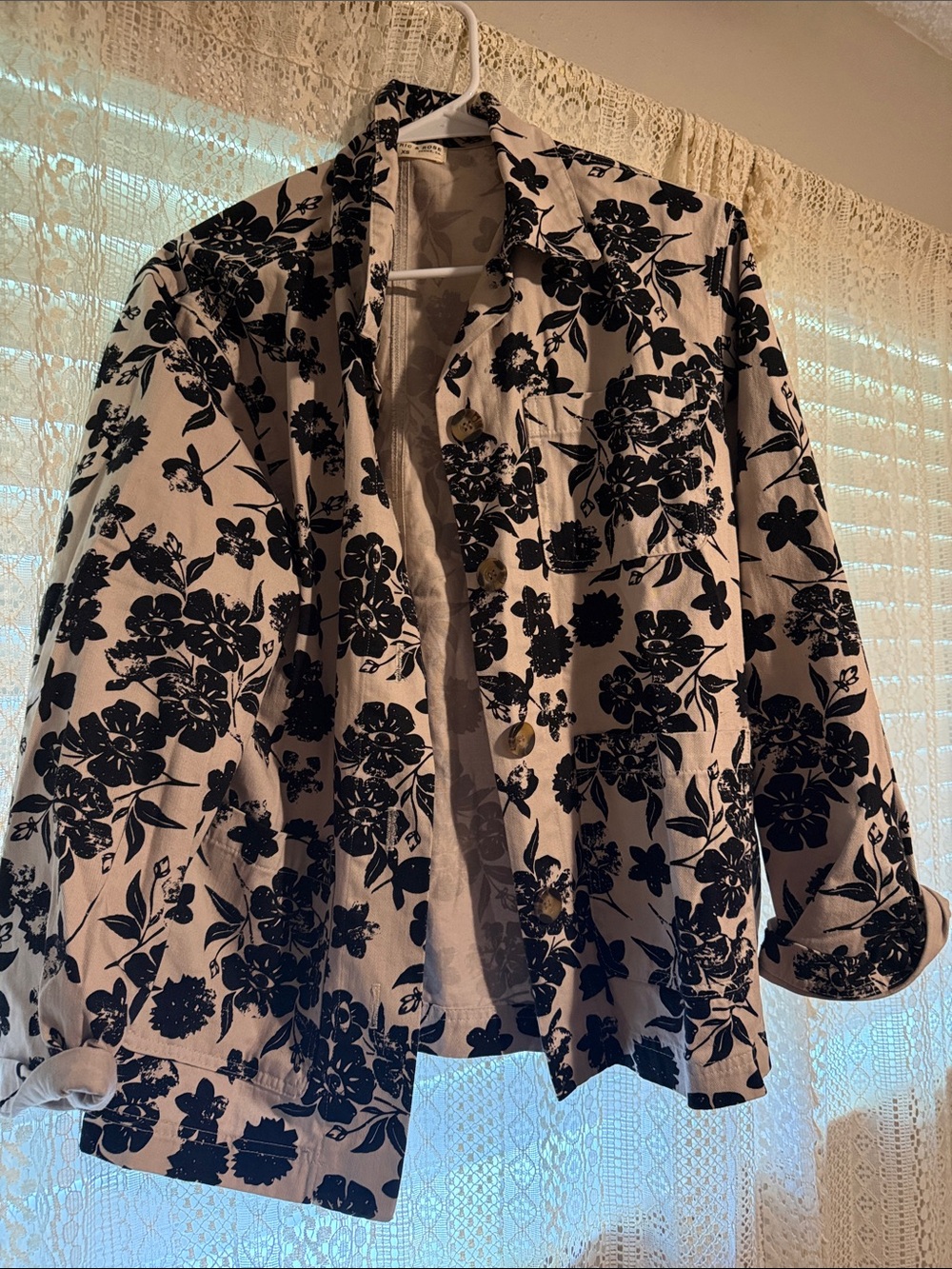 Electric ⚡️ and Rose 🌹 made in Venice Floral Button-Up Jacket on Cream
